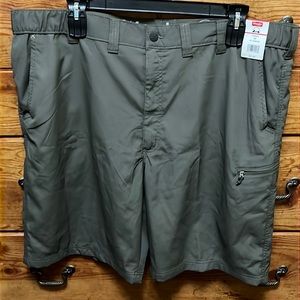 New Wrangler light weight green size 42 shorts